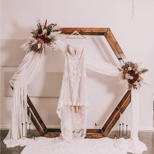 Oleg Cassini wedding dress, size 16W with alterations 8CWG878